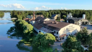 Kyrö Distilleryn vierailukeskuksen ulkokuva — tapahtumatila Isossakyrössä yritystilaisuuksiin ja tiimipäiviin.